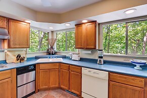 Woodsy Mountain Home Escape: Walk to Marina!