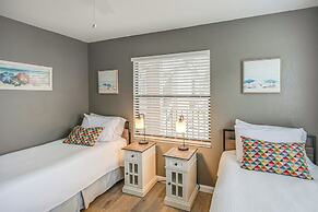 Stylish Fort Myers Condo ~ 2 Mi to Beaches!