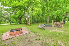 11 Mi to Lake Fife: Farmhouse w/ Yard & Fire Pit!