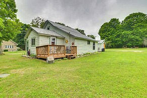 11 Mi to Lake Fife: Farmhouse w/ Yard & Fire Pit!
