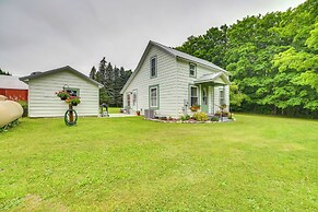 11 Mi to Lake Fife: Farmhouse w/ Yard & Fire Pit!