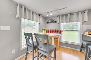 11 Mi to Lake Fife: Farmhouse w/ Yard & Fire Pit!