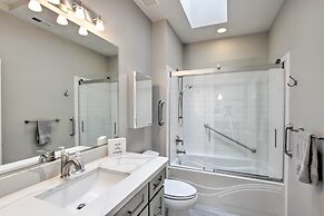 Contemporary Tacoma Cottage w/ Deck & Pond!