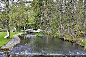 Contemporary Tacoma Cottage w/ Deck & Pond!
