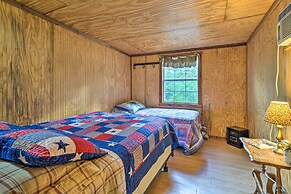 'cedar Falls Cabin 4': Nestled by Honey Creek
