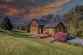 Pool, Games + Sauna: Mount Joy Countryside Cabin