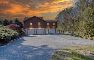Pool, Games + Sauna: Mount Joy Countryside Cabin