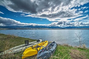 Ennis Lake Studio w/ Kayak, Pool & Fire Pit!