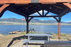 Ennis Lake Studio w/ Kayak, Pool & Fire Pit!