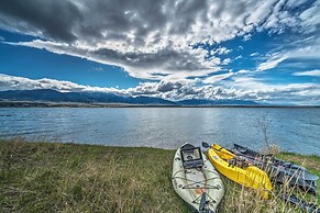 Ennis Lake Studio w/ Kayak, Pool & Fire Pit!