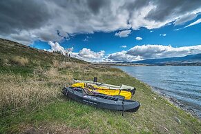 Ennis Lake Studio w/ Kayak, Pool & Fire Pit!