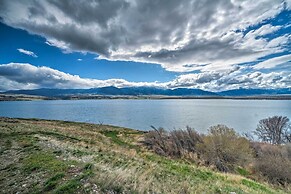 Ennis Lake Studio w/ Kayak, Pool & Fire Pit!