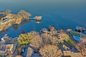 Stunning Lakefront Home: Hot Tub & Game Room!