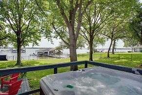 Stunning Lakefront Home: Hot Tub & Game Room!