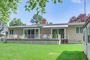 Waterfront Retreat < 4 Mi to Dtwn Cambridge!