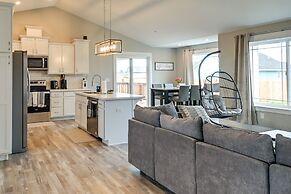 Ocean Shores Home w/ Game Room - Walk to Beaches!