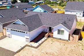 Ocean Shores Home w/ Game Room - Walk to Beaches!