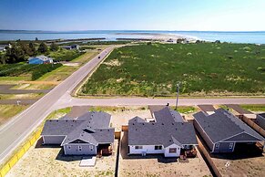 Ocean Shores Home w/ Game Room - Walk to Beaches!