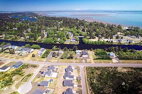 Ocean Shores Home w/ Game Room - Walk to Beaches!