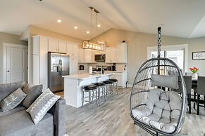 Ocean Shores Home w/ Game Room - Walk to Beaches!