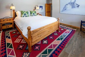 Mtn-view Retreat w/ Hot Tub in Granby!