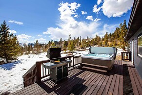 Mtn-view Retreat w/ Hot Tub in Granby!
