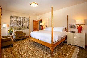 Mtn-view Retreat w/ Hot Tub in Granby!