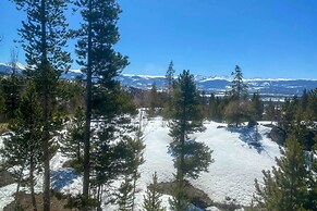 Mtn-view Retreat w/ Hot Tub in Granby!