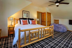 Mtn-view Retreat w/ Hot Tub in Granby!