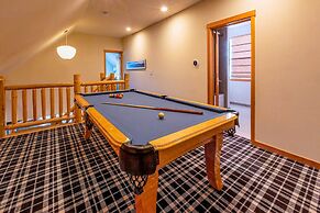 Mtn-view Retreat w/ Hot Tub in Granby!