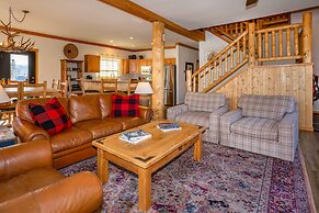 Mtn-view Retreat w/ Hot Tub in Granby!