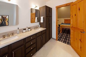 Mtn-view Retreat w/ Hot Tub in Granby!