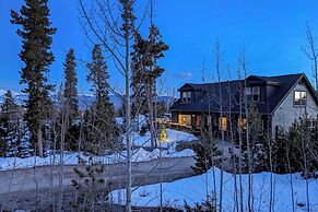 Mtn-view Retreat w/ Hot Tub in Granby!