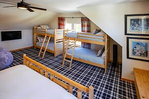 Mtn-view Retreat w/ Hot Tub in Granby!