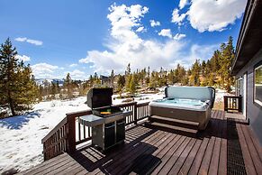 Mtn-view Retreat w/ Hot Tub in Granby!