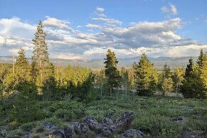 Mtn-view Retreat w/ Hot Tub in Granby!