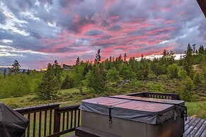 Mtn-view Retreat w/ Hot Tub in Granby!