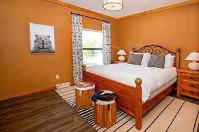 Mtn-view Retreat w/ Hot Tub in Granby!