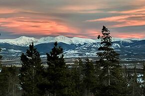 Mtn-view Retreat w/ Hot Tub in Granby!