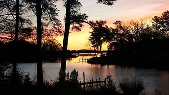 'river's Edge Retreat With Kayaks & River Access!