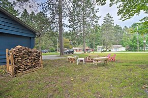 Roscommon Cabin w/ Fire Pit: Walk to Higgins Lake!