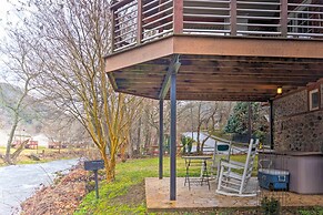 'the Boat House' Creekside Escape in Hot Springs!