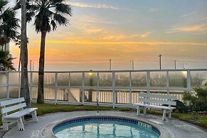 Corpus Christi Resort Condo - Walk to Beach!