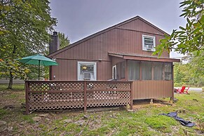 15 Mi to Camelback Ski Resort: Home w/ Deck!