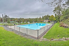 15 Mi to Camelback Ski Resort: Home w/ Deck!