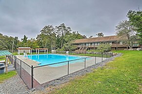 15 Mi to Camelback Ski Resort: Home w/ Deck!