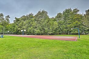 15 Mi to Camelback Ski Resort: Home w/ Deck!