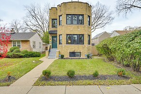 Family Apartment w/ Deck + Yard Near Northwestern