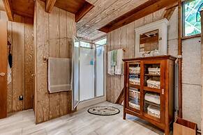 Quiet Lakefront Cottage With Dock & Resort Access!