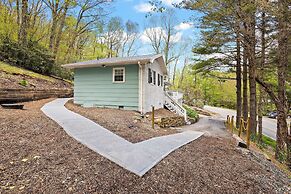 Boone Vacation Rental w/ Private Hot Tub & Deck